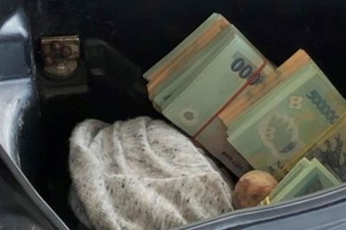 Bắt người phụ nữ vận chuyển trái phép tiền qua biên giới
