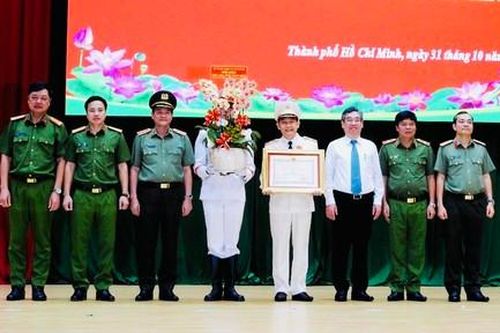 Thiếu tướng Đinh Thanh Nhàn được tặng thưởng Huân chương Chiến công hạng Ba