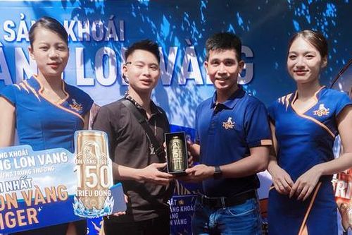 Mua bia tặng bạn nhân ngày sinh nhật, nam thanh niên trúng lon vàng hiếm có