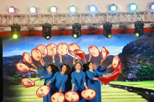Tưng bừng Ngày hội đại đoàn kết tại quận Long Biên