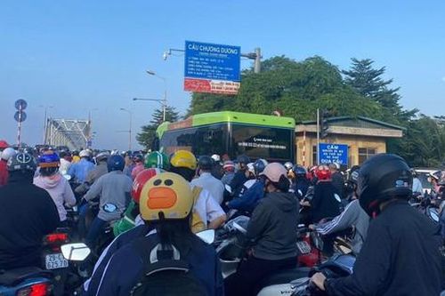 Cầu Chương Dương ùn ứ kéo dài do tai nạn giao thông liên hoàn