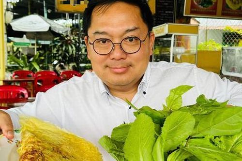 Bất ngờ với hành động 'ăn uống vỉa hè' của ông Hoàng Nam Tiến
