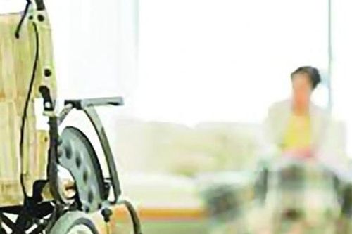 Bận sự nghiệp mẹ gửi con gái duy nhất cho bà ngoại nuôi, khi về hưu phải vào viện dưỡng lão ở mà không thể oán trách con một lời