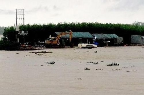 Giải cứu 9 công nhân mắc kẹt giữa dòng nước lũ trong đêm