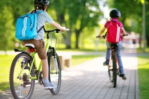 Cấm học sinh tiểu học đi xe đạp đến trường liệu có hợp lý?