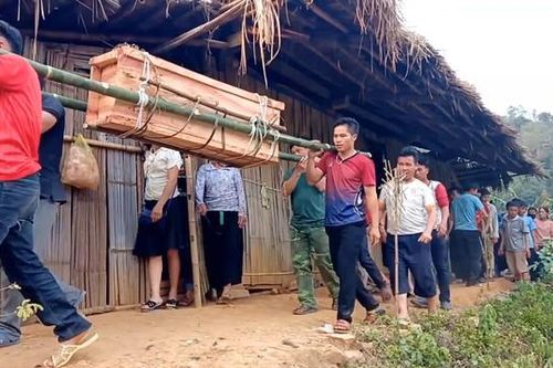 Gian nan hành trình 'đưa người chết vào quan tài'