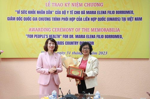 Bộ Y tế trao Kỷ niệm chương 'Vì sức khỏe nhân dân' cho Giám đốc Quốc gia UNAIDS tại Việt Nam