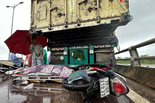 Tai nạn giao thông mới nhất 1/11/2023: Đâm vào xe container, cô gái trẻ tử vong