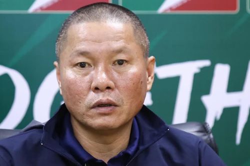 Khoảng trống nơi ghế HLV