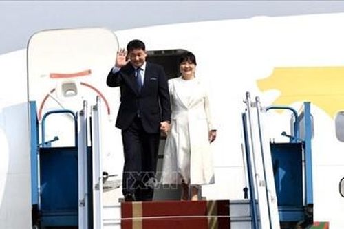 Tổng thống Mông Cổ đến Hà Nội, bắt đầu chuyến thăm cấp Nhà nước tới Việt Nam