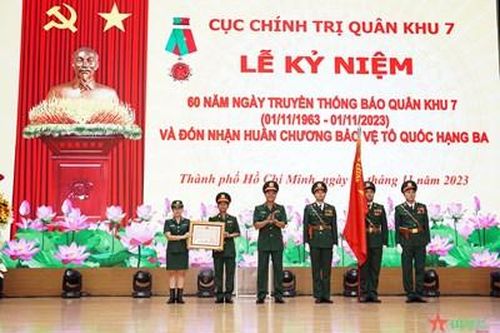 Báo Quân khu 7 đón nhận Huân chương Bảo vệ Tổ quốc hạng Ba