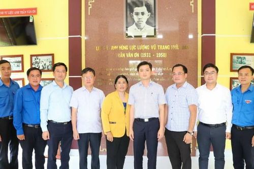 Hội Sinh viên Việt Nam dâng hương tưởng niệm Anh hùng liệt sĩ Trần Văn Ơn