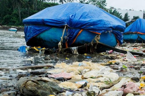 Sau mưa lớn, rác tràn ngập bãi biển Quảng Ngãi