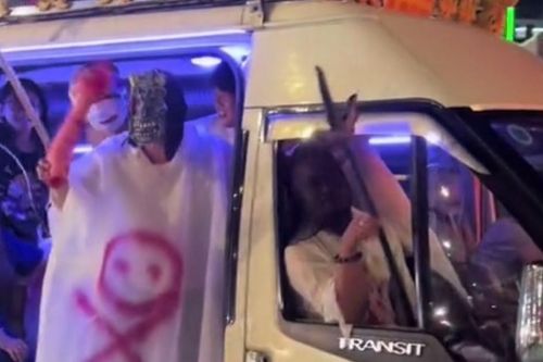 Công an làm việc với tài xế xe tang ở phố đi bộ đêm Halloween