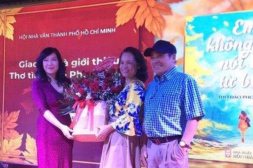 Nhà thơ Đào Phong Lan tái xuất với tập thơ 'Em không thể nói lời từ biệt'