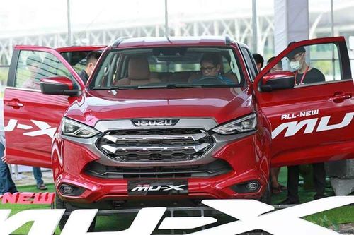 Isuzu MU-X ế ẩm nhất Việt Nam 'đại hạ giá' chỉ còn 770 triệu đồng