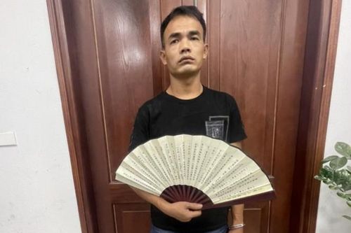 Hà Nội: Bắt nhóm đối tượng dùng ô, quạt che chắn để trộm tài sản