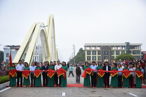 Thông xe cầu Thanh Bình bắc qua sông Nậm Rốm tại Điện Biên