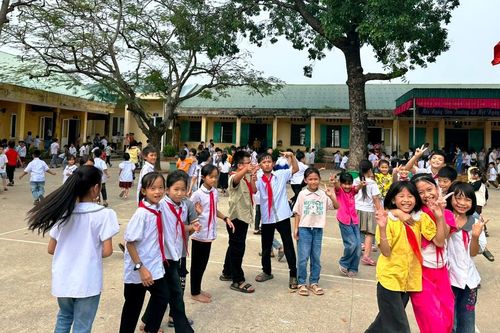 Học sinh đến trường đông đủ sau vụ người dân ngăn xây dựng cảng