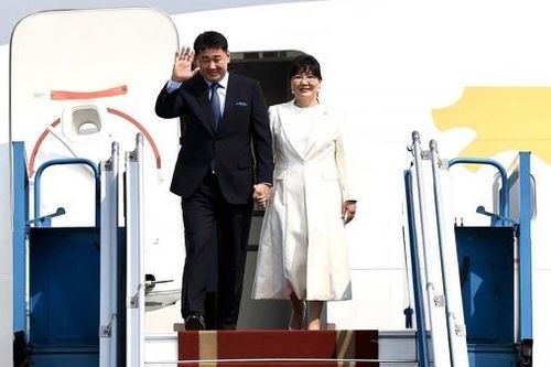 Tổng thống Mông Cổ Ukhnaagiin Khurelsukh đến Hà Nội, bắt đầu chuyến thăm cấp Nhà nước tới Việt Nam