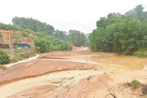 400 hộ dân mất điện do sạt lở, nước trên các sông ở Hà Tĩnh đang xuống chậm