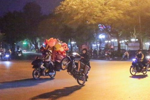 Mạnh tay ngăn chặn thanh thiếu niên 'làm xiếc', phóng bạt mạng trên đường