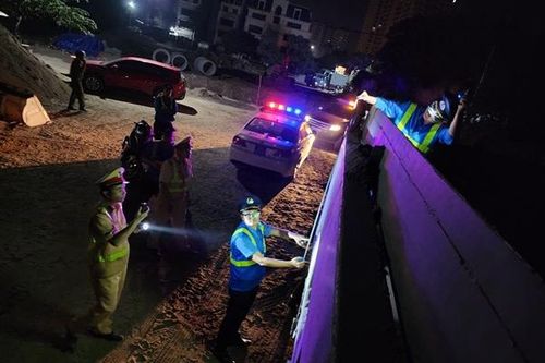 Hà Nội: Xe quá tải cơi nới thành thùng, bỏ chạy khi bị kiểm tra