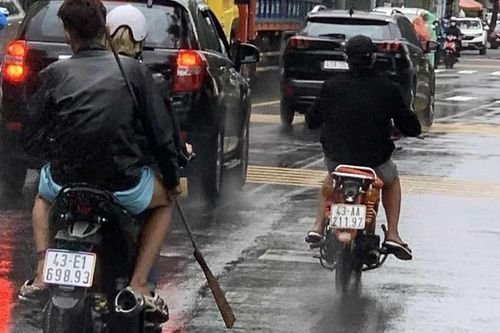 3 thiếu niên cầm hung khí nghêng ngang trên phố tìm người giải quyết mâu thuẫn tại chân cầu Rồng