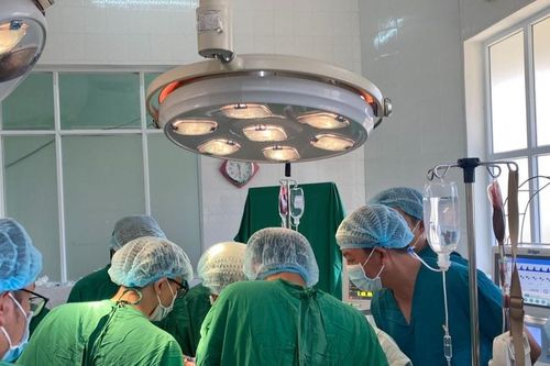 Lưỡi dao cắt cỏ cắm sâu vào ngực người đàn ông