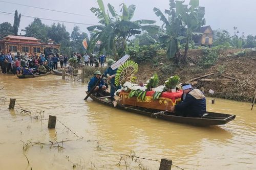Đưa tang nam sinh trên dòng nước lũ