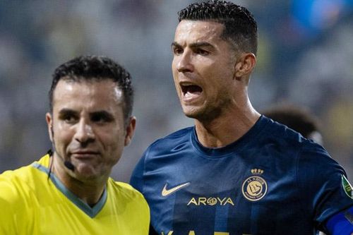 Chịu quyết định bất lợi, Ronaldo đòi thay cả trọng tài