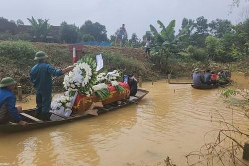 Xót xa hình ảnh đoàn thuyền vượt lũ chở thi hài nam sinh đi an táng