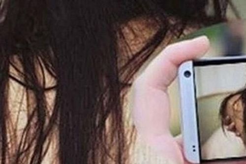 Xông vào nhà nghỉ quay clip người tình quan hệ với người đàn ông khác rồi tống tiền