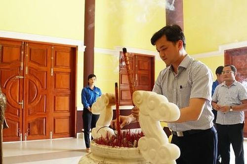 Đoàn công tác T.Ư Đoàn viếng Anh hùng liệt sĩ Trần Văn Ơn