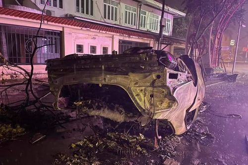 Xe ô tô Mercedes va chạm vòng xuyến bốc cháy trong đêm