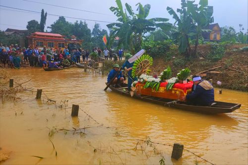 Xót xa cảnh người dân đưa tang trong mưa lũ
