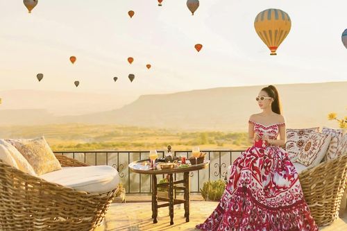 Cô gái Việt mang 4 vali váy áo đến nơi bay khinh khí cầu đẹp nhất thế giới