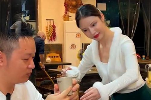 Nhà hàng lẩu gây sốt vì có bà chủ xinh đẹp giống y như robot