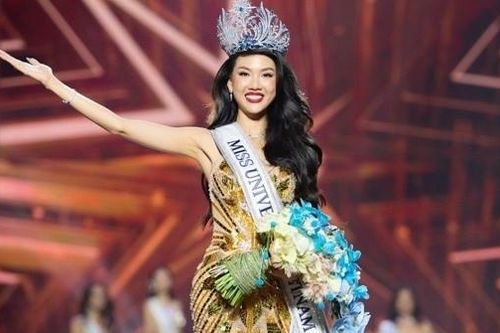 Hoa hậu Bùi Quỳnh Hoa ân hận vì từng hít bóng cười