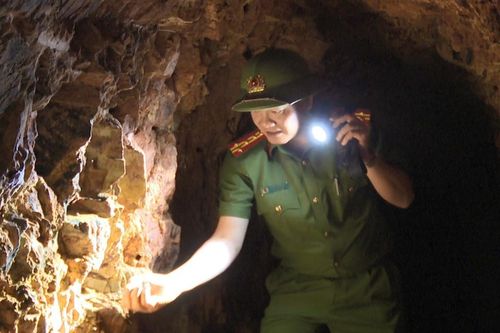 Hệ thống hầm ngoằn ngoèo trong khu khai thác vàng trái phép ở Lai Châu