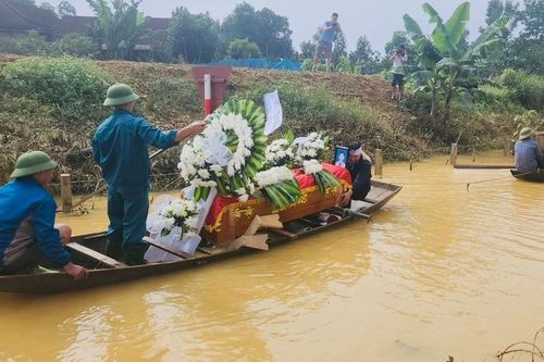 Dùng thuyền vượt nước chở thi hài nam sinh bị lũ cuốn đi an táng