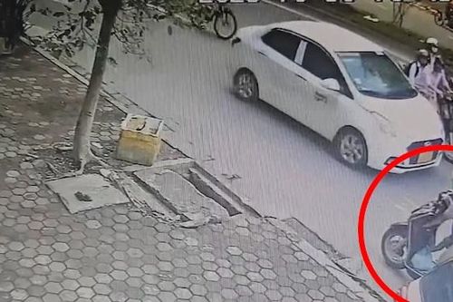 Mẹ dừng xe máy không tắt chìa khóa, con nghịch vặn ga khiến cả hai gặp nạn