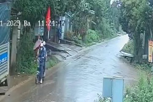 Xe đạp điện thoát nạn trước gầm ô tô tải lùi ẩu nhờ cảnh báo của người đi đường