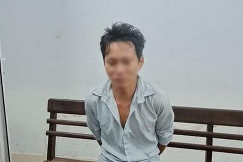 Bắt đối tượng kề dao vào cổ người phụ nữ để cướp tài sản