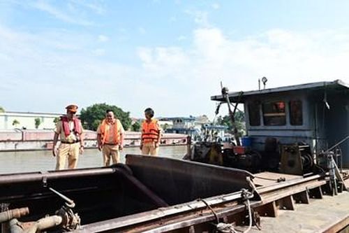 Liên tiếp bắt giữ, xử lý nhiều tàu khai thác cát trái phép trên sông