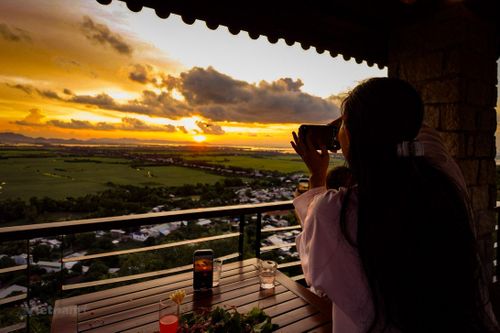 Ngắm hoàng hôn tuyệt đẹp trên đỉnh núi Sam ở An Giang