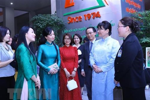 Phu nhân Tổng thống Mông Cổ thăm Trường Tiểu học Chu Văn An