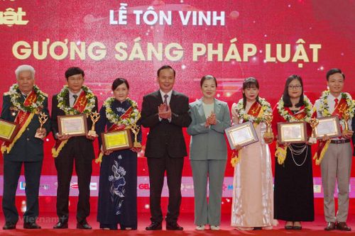 Tôn vinh 50 gương sáng lan tỏa mạnh mẽ tinh thần thượng tôn pháp luật