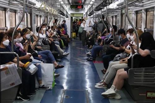 Seoul thử nghiệm tàu điện ngầm không chỗ ngồi để giảm quá tải giờ cao điểm