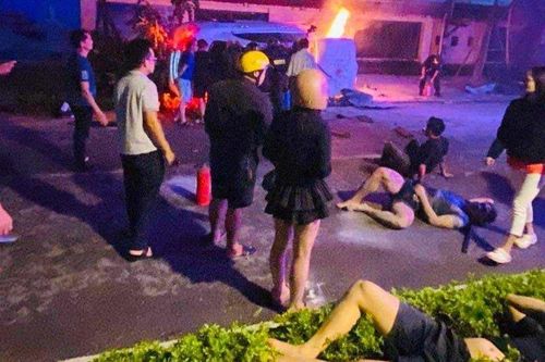 Mercedes đâm vào bùng binh bốc cháy trơ khung, 6 người thoát chết